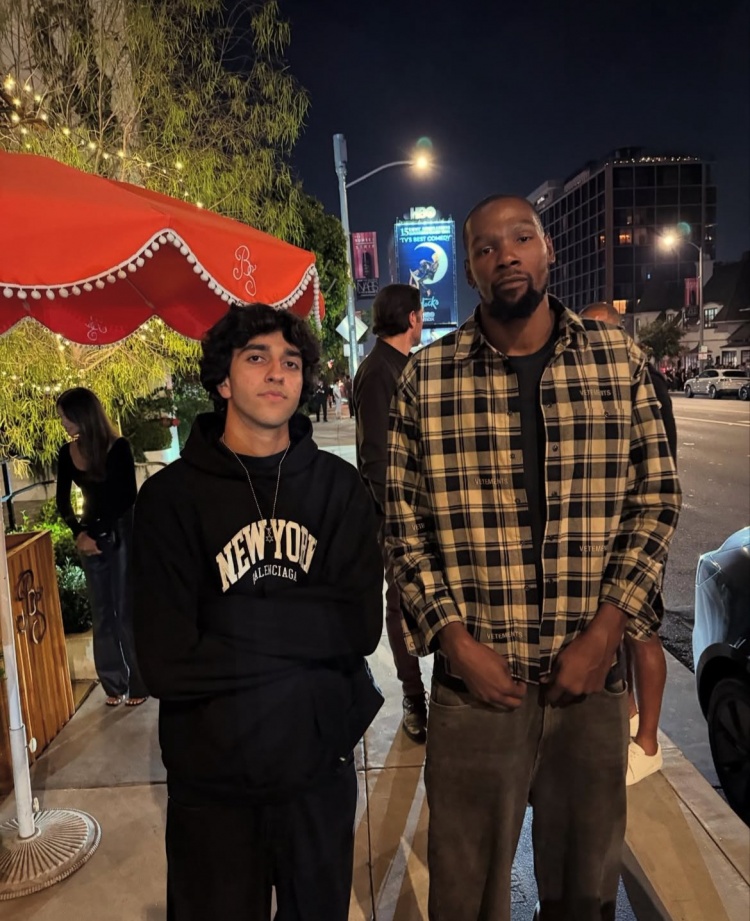 杜兰特与球迷合影&amp;依旧气质独特 后面疑似乌度卡