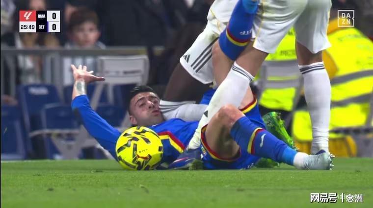 MK体育官网-皇马耻辱一战！恶汉膝盖顶对手头部逃红牌 8万人高喊：老佛爷下课
